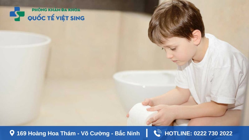 Đại tiện ra máu tươi cuối bãi ở trẻ em có nguy hiểm không?