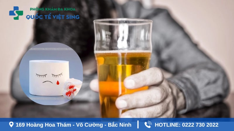 Bị đi ngoài ra máu sau khi uống rượu bia là gì?