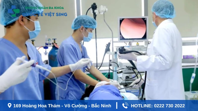 Điều trị tình trạng đi ngoài ra máu tươi cuối bãi như thế nào?