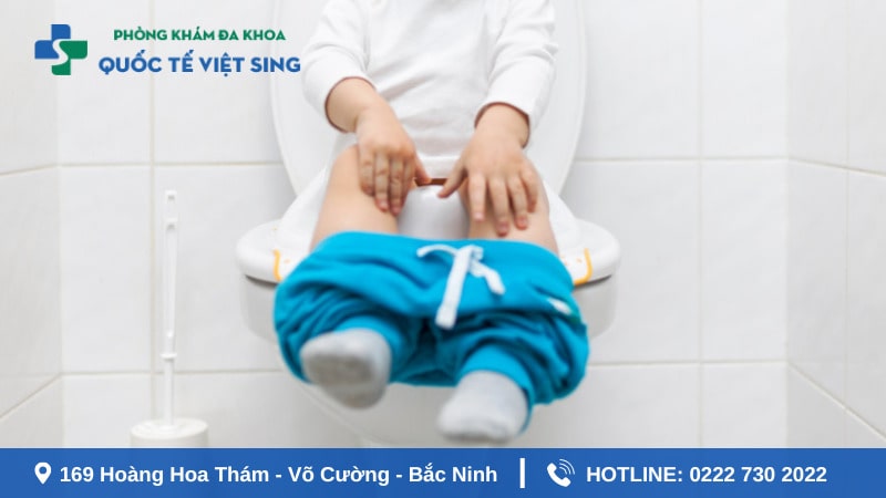 Khi trẻ bị đi ngoài ra máu tươi, phụ huynh cần làm gì?