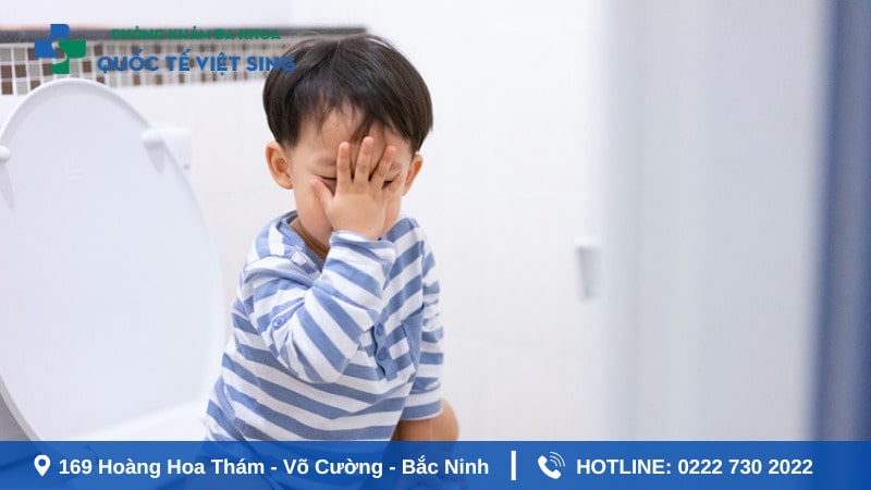Phải làm sao khi bé đi ngoài ra máu và chất nhầy?