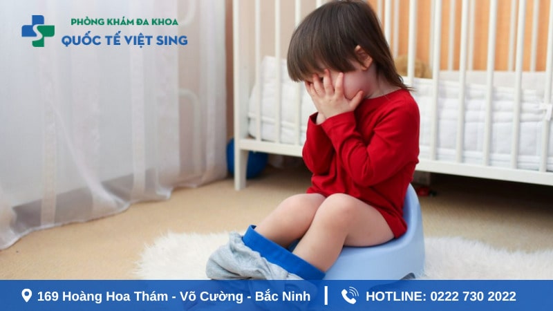 Trẻ đi ngoài ra máu kèm chất nhầy do nhiễm khuẩn đường ruột