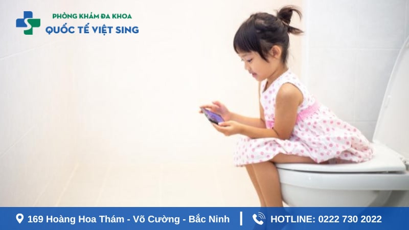 Trẻ đi ngoài ra máu và chất nhầy có nguy hiểm không?