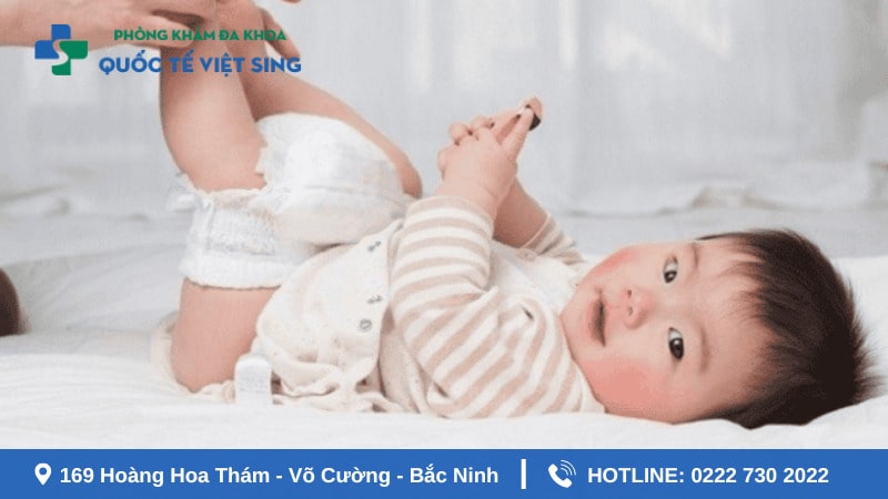 Trẻ sơ sinh đi ngoài ra máu có nguy hiểm không?