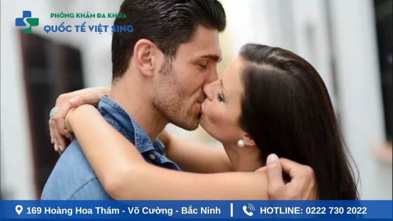 Giải đáp: Hôn nhau có lây sùi mào gà không?