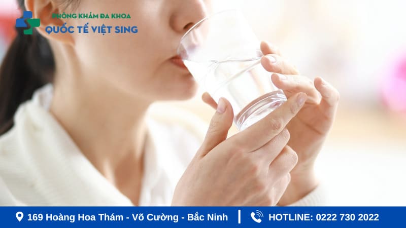 Uống đủ nước cân bằng độ PH vùng kín